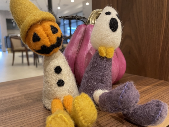 羊毛フェルトで作られたハロウィン人形の写真