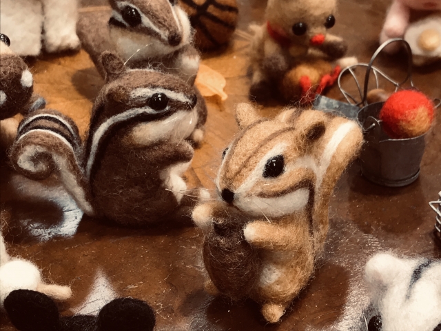羊毛フェルトで作られたリスの画像